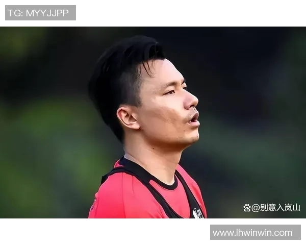 昔日足球明星状态低迷宣布退役引发球迷热议与怀念